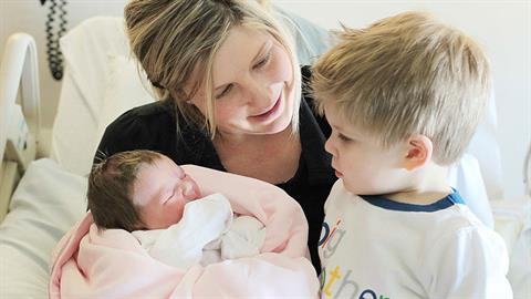 «Ο 3χρονος γιος μου ζηλεύει το νεογέννητο αδερφάκι του και δεν με αφήνει λεπτό μόνη»