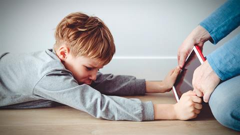 Τι να κάνουμε εάν η καραντίνα έχει αφήσει τα παιδιά μας κολλημένα στις οθόνες