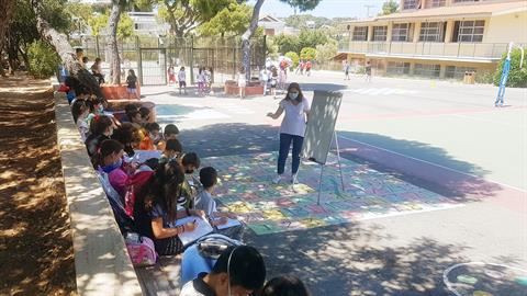 Μάθημα στο προαύλιο κάνουν οι μαθητές δημοτικού στην Βουλιαγμένη