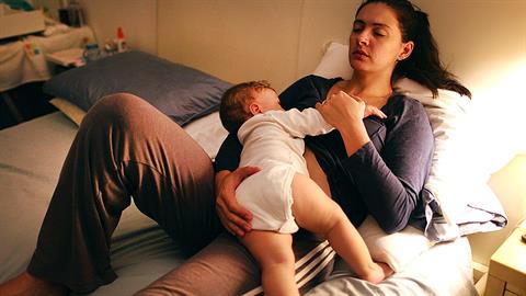 «Μια κουρασμένη μαμά δεν έχει ανάγκη από συμβουλές αλλά από κατανόηση»