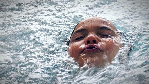 5 μηνών έγκυος έσωσε 3 παιδιά από βέβαιο πνιγμό με κίνδυνο της ζωής της