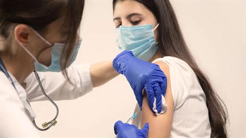 Εγκρίθηκε για παιδιά 12-15 ετών το εμβόλιο Pfizer/BioNTech