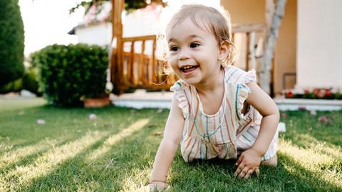 «Η 19 μηνών κόρη μου δεν περπατάει ακόμα και κουράστηκα να με ρωτάνε γιατί»