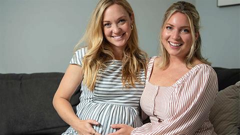 Έγινε παρένθετη στο μωρό της δίδυμης αδερφής της επειδή είχε σπάνια μορφή καρκίνου