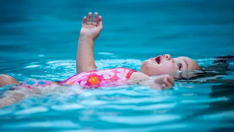 Το χρώμα του μαγιό μπορεί να σώσει τη ζωή του παιδιού σας λένε οι ειδικοί