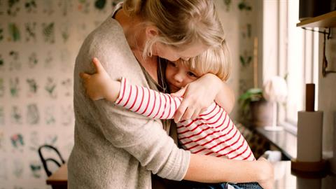 Τα παιδιά που χορταίνουν αγκαλιές γίνονται ευτυχισμένοι ενήλικες