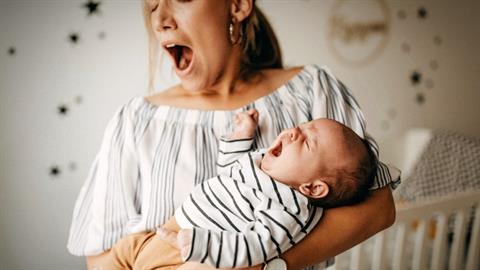 6 ασυνήθιστα κόλπα για να κοιμίζετε το μωρό σας πριν... κοιμηθείτε εσείς