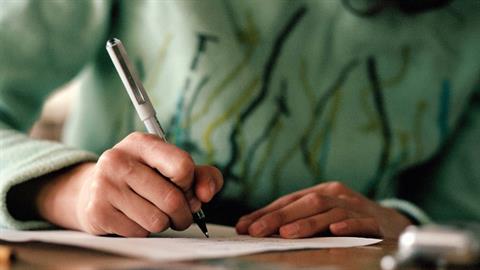 Κύπρος: έπιασαν μαμά να γράφει εξετάσεις στη θέση της κόρης της