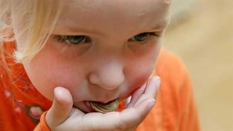 3χρονο κοριτσάκι πέρασε 4 μέρες με ένα κέρμα σφηνωμένο στον λάρυγγα!