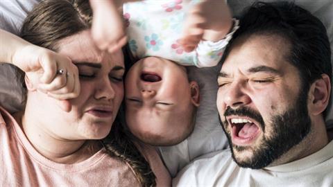 133 νύχτες ύπνου χάνει ένας γονιός τον 1ο χρόνο του παιδιού σύμφωνα με έρευνα