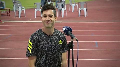 Πήρε χρυσό κι ευχαριστεί την κοπέλα του που τον νευριάζει κι αγωνίζεται τσίτα