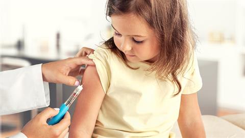 Δε θα είναι υποχρεωτικός ο εμβολιασμός για τα παιδιά τη νέα σχολική χρονιά