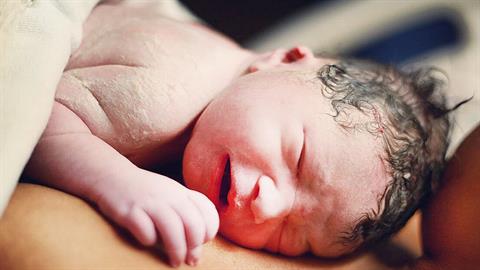 Γέννησε το παιδί του άντρα της 5 χρόνια μετά τον θάνατό του!