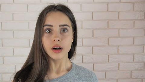 Είδα τη μαμά μου να κάνει σεξ με τον φίλο της και νιώθω πολύ άβολα