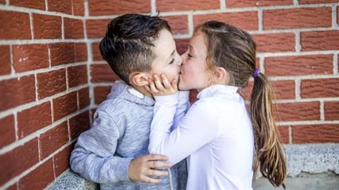 Η 6χρονη κόρη μου φιλήθηκε με ένα αγόρι και τη μαλώσαμε. Τι κάνουμε από εδώ και πέρα;