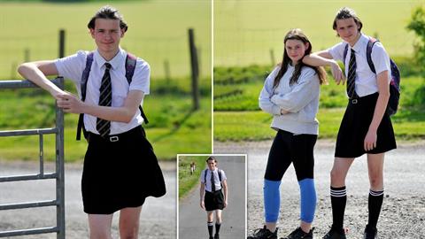 Έφηβος πήγε στο σχολείο με φούστα επειδή του απαγόρευσαν να φοράει σορτς