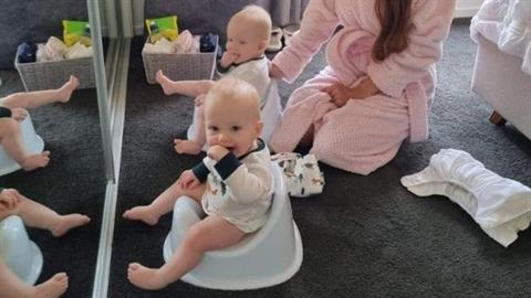 Μαμά έμαθε στα μωρά της να πηγαίνουν τουαλέτα όταν ήταν μόλις 3 εβδομάδων!