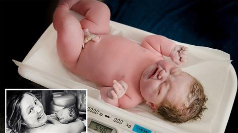 Γέννησε κορίτσαρο 5,5 κιλών με φυσιολογικό τοκετό στο... σαλόνι της!