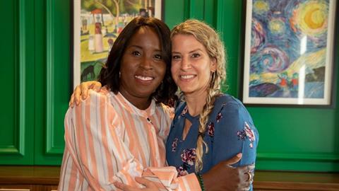 Φίλες δώρισαν το νεφρό τους για να σώσουν η μία τον σύζυγο της άλλης