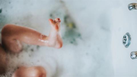 Κλειδώνετε το μπάνιο τη νύχτα: μαμά που κόντεψε να χάσει το 2χρονό της προειδοποιεί