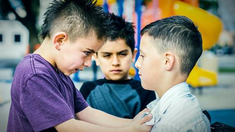 Ένα παιδί στο σχολείο βρίζει συνέχεια τον γιο μας και κανείς δεν ενδιαφέρεται. Τι να κάνουμε;