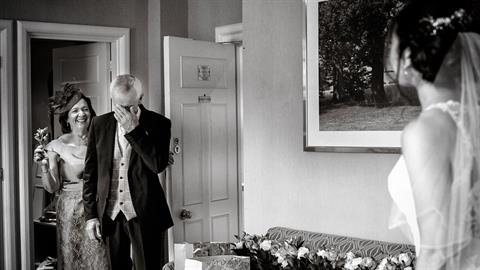 Ο μοναδικός δεσμός μπαμπά-κόρης μέσα από 10 συγκινητικές φωτογραφίες γάμου