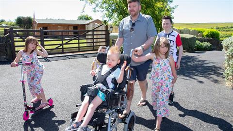 Μπαμπάς υιοθετεί παιδιά με ειδικές ανάγκες για να τους προσφέρει αγάπη και ασφάλεια