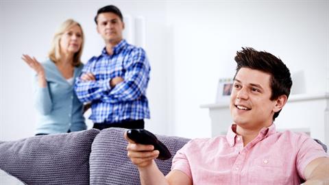 Είναι επίσημο: 8 στους 10 Έλληνες μένουν με τη μαμά τους μέχρι και τα 34