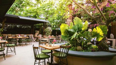 5 δροσερές και ευρύχωρες αυλές για καλοκαιρινό καφεδάκι στην πόλη