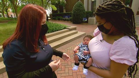 Γυναίκα γέννησε μόνη της με τις οδηγίες της τηλεφωνήτριας στα επείγοντα