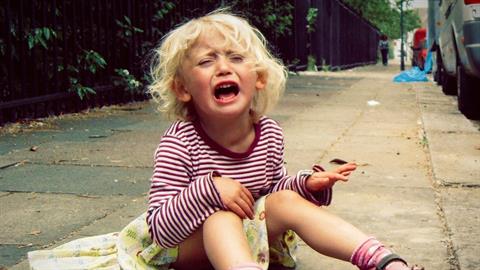 «Όσα έμαθα όταν άφησα την κόρη μου να κλαίει και να οδύρεται στο πεζοδρόμιο»