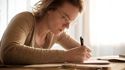 Μαμά κάνει όλα τα μαθήματα των παιδιών της... για να παίζουν περισσότερο!