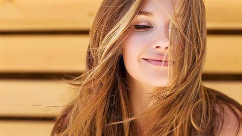 Πώς να «ανοίξετε» φυσικά τα μαλλιά σας στο σπίτι (χωρίς χημικά!)