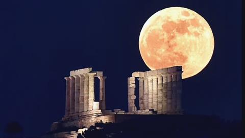 Απόψε η τελευταία υπερπανσέληνος της χρονιάς, το «Φεγγάρι της Φράουλας»