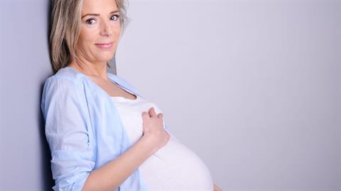 Έρευνα: οι μισοί άντρες θεωρούν τις γυναίκες άνω των 36 μεγάλες για μαμάδες