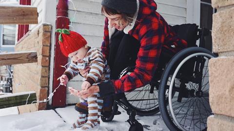 «Από παιδί ζω πάνω σε αμαξίδιο, αλλά αυτό δεν με εμποδίζει να γίνω μια καλή μαμά»