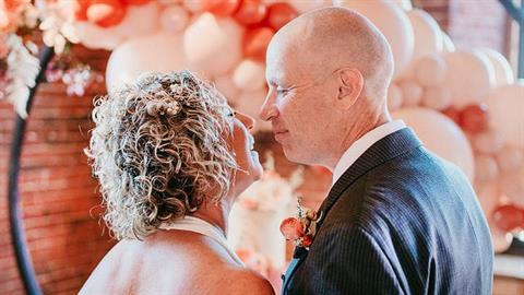 Άντρας με Αλτσχάιμερ ερωτεύτηκε ξανά τη γυναίκα του και τη ζήτησε σε γάμο!