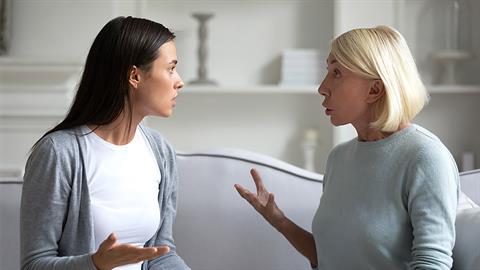 Η κόρη μου διαλέγει προβληματικούς συντρόφους. Τι να κάνω ώστε να καταλάβει ότι υποτιμάει τον εαυτό της;