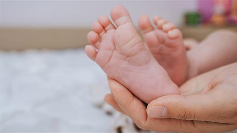 Mαμά γέννησε 4 μωρά μέσα σ'ένα χρόνο!