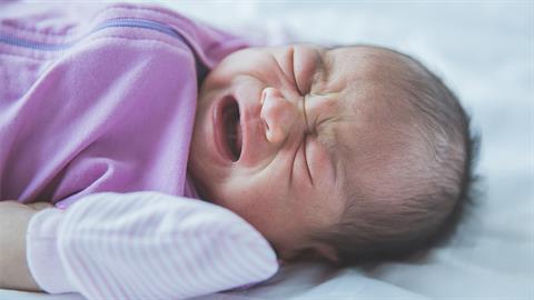 Είμαι τόσο κουρασμένη, που συχνά αφήνω τη μικρή να κλαίει για να προλάβω να φάω