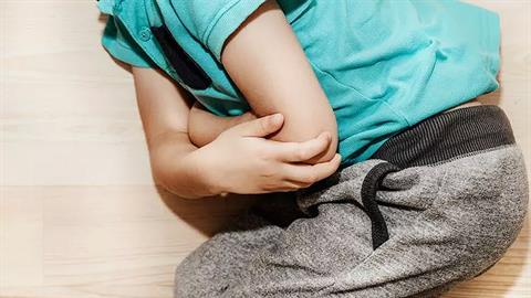 Ο 8χρονος γιος μου ξανάρχισε να κάνει κακά πάνω του. Τι να κάνω;