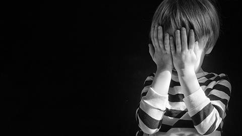 Πατέρας κρέμασε το 3χρονο παιδί του από το παράθυρο του αυτοκινήτου για τιμωρία