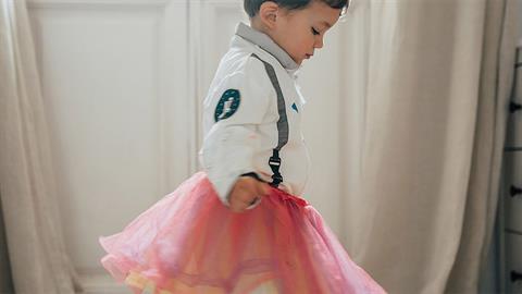 Ο 5χρονος γιος μου θέλει να ντύνεται σαν γυναίκα. Περνά φάση;