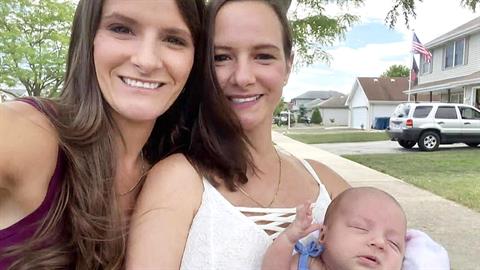 Έσωσε τη ζωή της δίδυμης αδερφής της και της χάρισε το πολύτιμο δώρο της μητρότητας