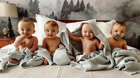 Είπαν να δοκιμάσουν για δεύτερο παιδί και ο πελαργός τους έφερε… τετράδυμα!