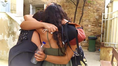 Δικαίωση για τις 6 κοπέλες που ξυλοκοπήθηκαν στη Χίο - στη φυλακή οι 3 νταήδες