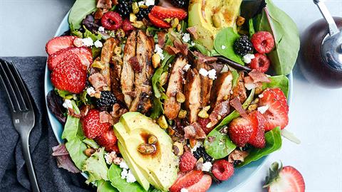 4 πεντανόστιμες καλοκαιρινές σαλάτες με φρούτα που θα σας χορτάσουν