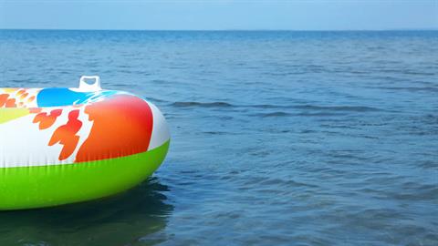 Μαμά συνελήφθη επειδή άφησε το 5χρονό της να παρασυρθεί στα βαθιά με φουσκωτό