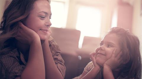 Μη μιλάς στην κόρη σου για κιλά, μάθε της πόσο ωραία είναι η ζωή αν αγαπά το σώμα της