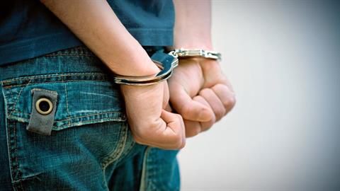 Μύκονος: 17χρονος εκβίαζε την οικογένεια 12χρονης με γυμνές φωτογραφίες της